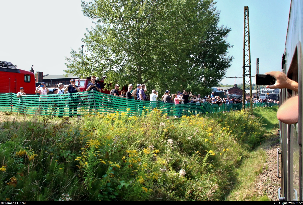 Nachdem die zweite Parallelfahrt zwischen Flöha und Freiberg(Sachs) anlässlich des 28. Heizhausfests des Sächsischen Eisenbahnmuseum Chemnitz-Hilbersdorf e.V. (SEM) erfolgte, fahren beide Züge vereinigt als Zubringerzug nach Chemnitz-Hilbersdorf Museumsbahnsteig SEM.
Bei der Ankunft im Museum erwartet die zahlreich vertretende Fotografengemeinde den aus sechs Wagen, einer historischen E- und zwei Dampfloks bestehenden Zug.
[25.8.2019 | 11:59 Uhr]