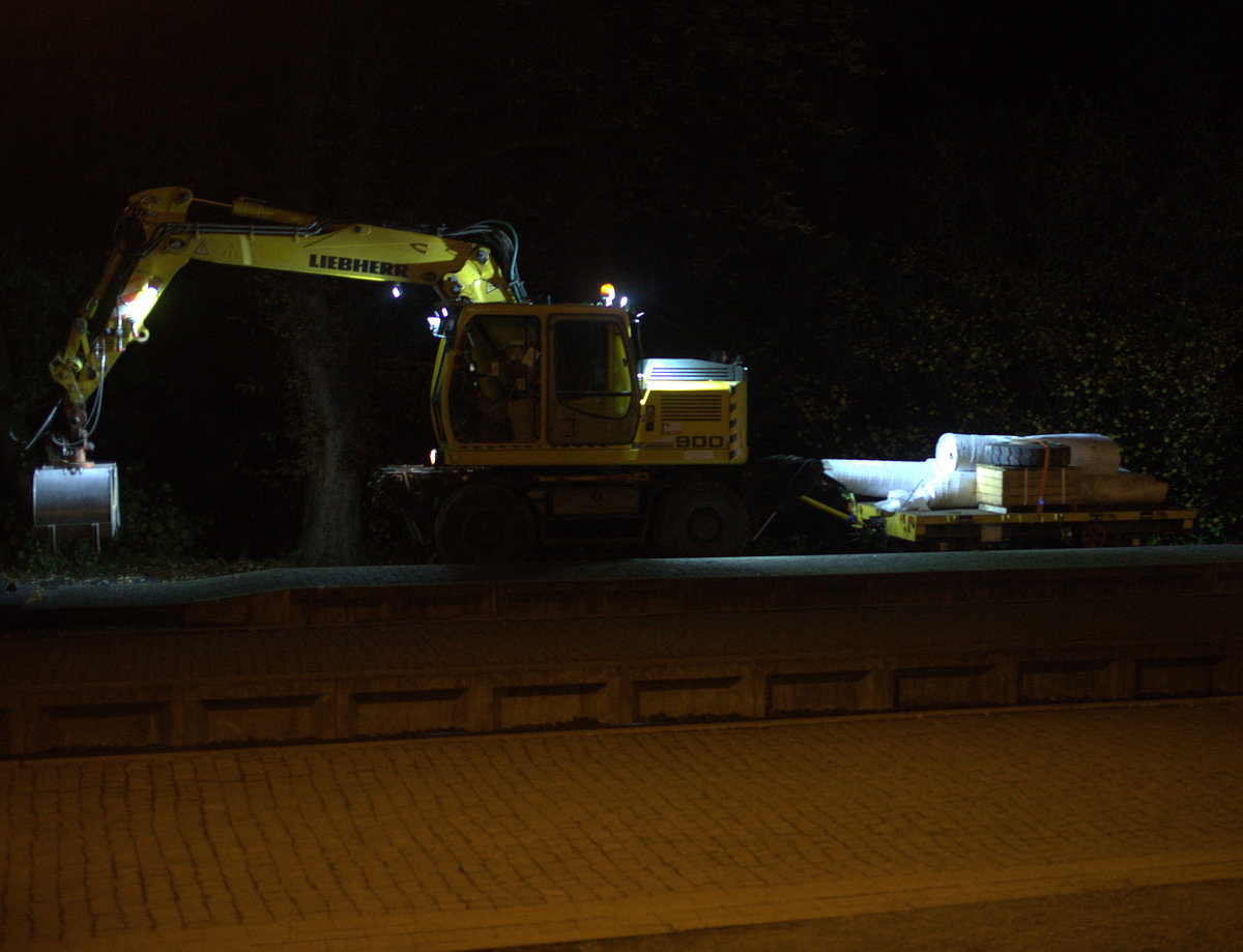  Nachgtbagger  in Drei Annen Hohne, wartet auf die Ausfahrt Richtung Werrnigerode.
17.10.2018 19:42 uhr. 