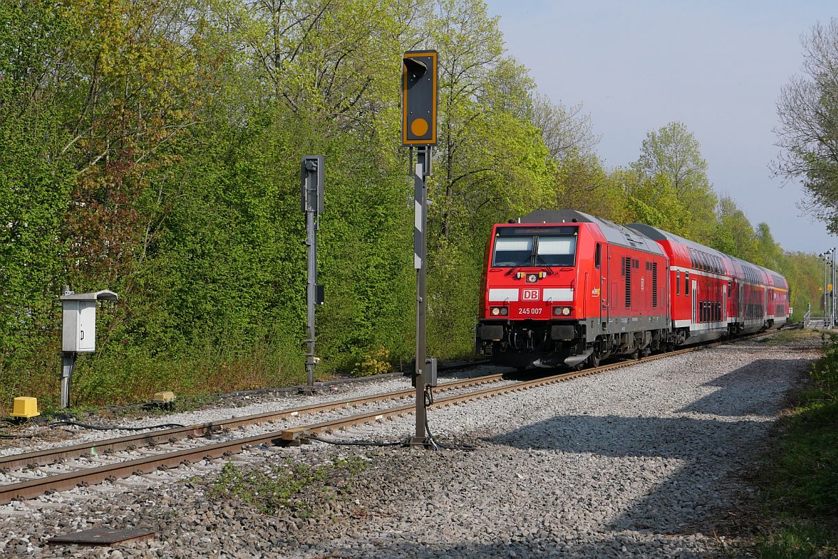 Nachher# - Am 22.04.2022 deutet in Friedrichshafen-Fischbach nichts mehr darauf hin, dass es hier einmal einen Abzweig zu einem Werksgleis gab. Auf der Fahrt von Friedrichshafen Stadt nach Basel Bad Bf befindet sich 245 007 mit den Wagen des IRE 3 / 3064 an der Stelle, an der es einmal eine Weiche zu einem Werksgleis gab.