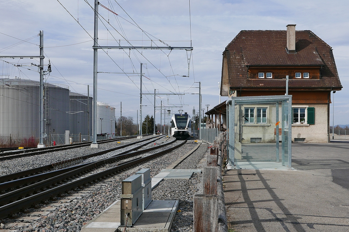 Nachher#  Bahnhof Lengwil mit 3 Gleisen und 1 Bahnsteig. Weil sich zum Fahrplanwechsel im Dezember 2018 mit der Einfhrung eines werktglichen Halbstundentaktes der S14 im Abschnitt Weinfelden - Kreuzlingen - Konstanz die Kreuzungsorte der S-Bahnen mit den Fernverkehrszgen verschoben, wurde der Bahnhof Lengwil zur Kreuzungsstation umgebaut. Die Bahnsteige der Gleise 1 und 2 wurden abgebrochen, Gleis 1 an der Seite des Bahnhofsgebudes mit einem stufenfreien Bahnsteig wurde neu gebaut und das bestehende Gleis 2 (links im Bild) wurde zu einem Abstellgleis umgebaut. Nachdem der IR von Zrich nach Konstanz den Bahnhof Lengwil passierte hatte, setzte RABe 526 772-9 am 03.03.2019 seine Fahrt als S14 25851 von Konstanz nach Weinfelden fort.