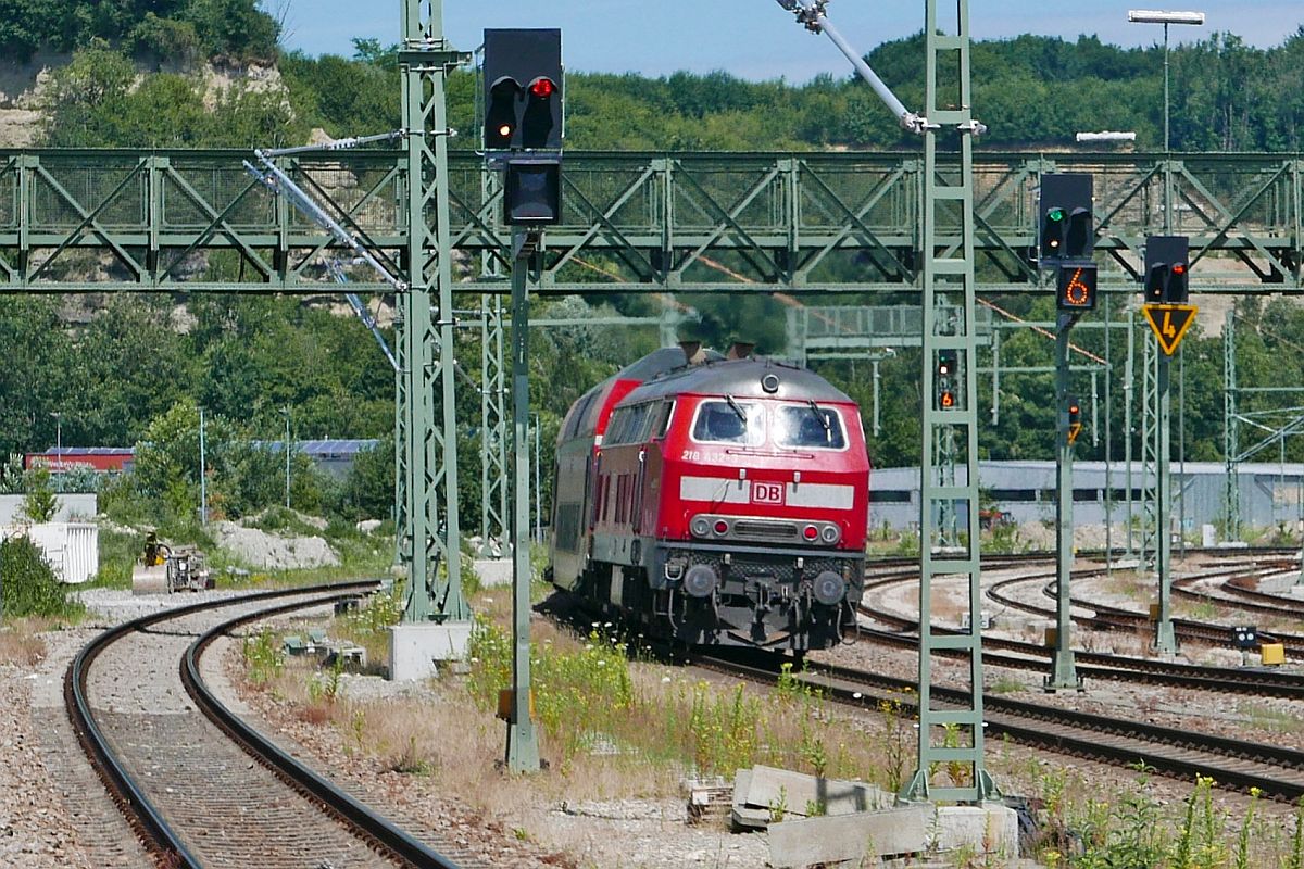 Nachher# Der aus dem Jahr 1909 stammende Fugngersteg in Biberach (Ri) ber die Bahnlinie Ulm - Friedrichshafen wurde im Juni 2019 um 68 cm hher gelegt, damit im Zuge der Elektrifizierung der Sdbahn Oberleitungen darunter durchgefhrt werden knnen. Am 05.07.2019 schiebt 218 432-3 die Wagen des RE 4218, Biberach - Stuttgart, aus dem Bahnhof von Biberach (Ri).