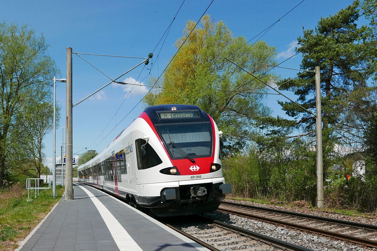 Nachher# - Der Haltepunkt Hegne hat einen neuen Bahnsteig. RABe 521 203 am 19.04.2020 als SBB 87675 von Engen nach Konstanz.