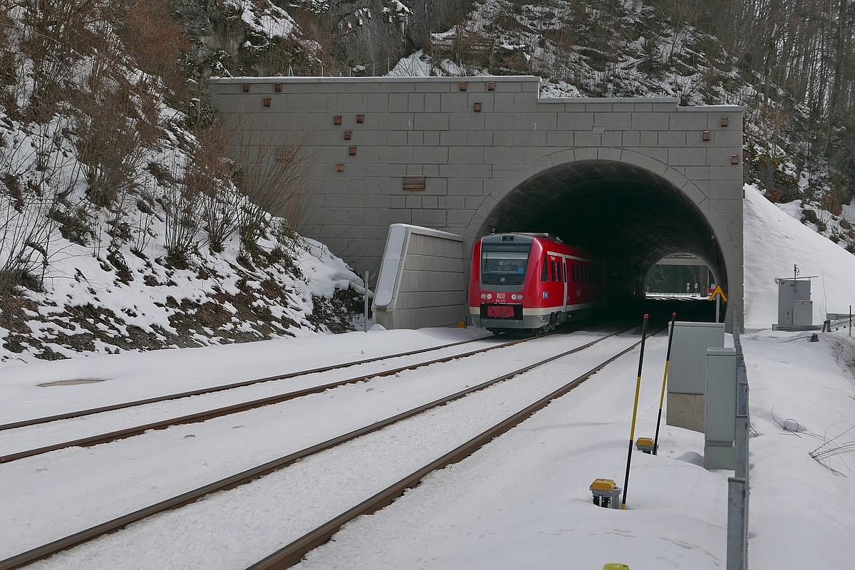 Nachher# Der Oberstaufener Tunnel nach der Erneuerung und Modernisierung. In 7 Monaten Bauzeit wurde der Querschnitt erweitert, der Tunnel erhielt eine neue und wasserdichte Betoninnenschale, neue Gleise mit einem vergrerten Gleisabstand sowie zwei Weichen fr den Gleiswechsel. Weiterhin wurde der Tunnel zum Schutz vor Steinschlag an beiden Portalen um ca. 15 bis 20 Meter verlngert. Jetzt knnen Zge mit Geschwindigkeiten bis zu 100 km/h durch den Tunnel fahren. 612 575 von Augsburg kommend fhrt am 24.02.2018 als RE 3288 nach wenigen 100 Metern in den Bahnhof von Oberstaufen ein. Ziel des Zuges ist Lindau.