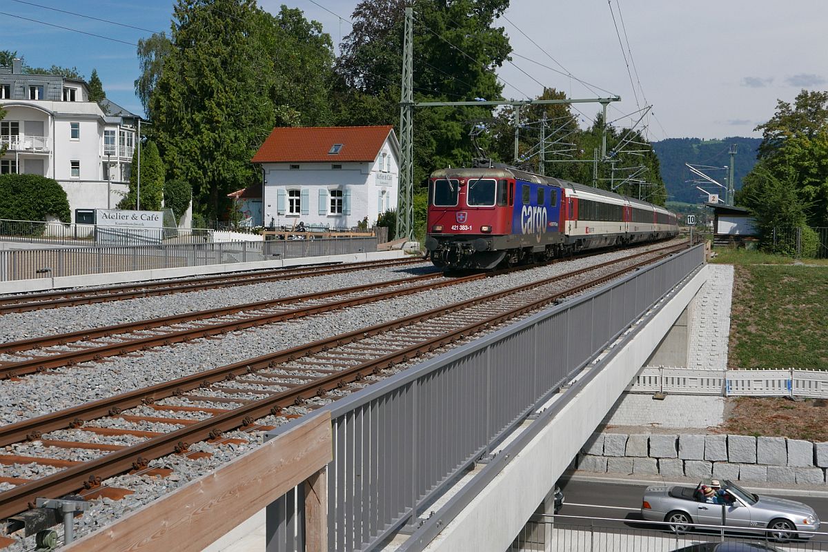 Nachher# Lindau, Langenweg, unter der Brcke. Am 14.08.2018 passiert Re 421 383-1 mit den Wagen des EC 195, St. Gallen - Mnchen, die Brcke ber den Langenweg und die neue Inselstrae in Lindau.