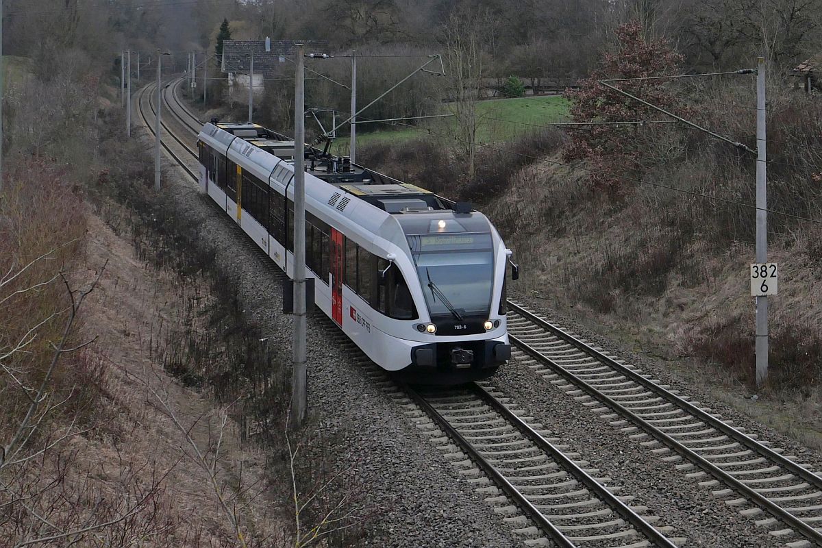 Nachher# - Nach dem Fahrplanwechsel im Dezember 2022 sind Triebwagen der Baureihe RABe 526 der SBB GmbH auf der Strecke zwischen Singen und Schaffhausen im Einsatz. RABe 526 783-6 am 28.01.2023 als SBB 19735 von Schaffhausen nach Singen (Hohentwiel) wenige Minuten vor der Einfahrt in den Zielbahnhof.
