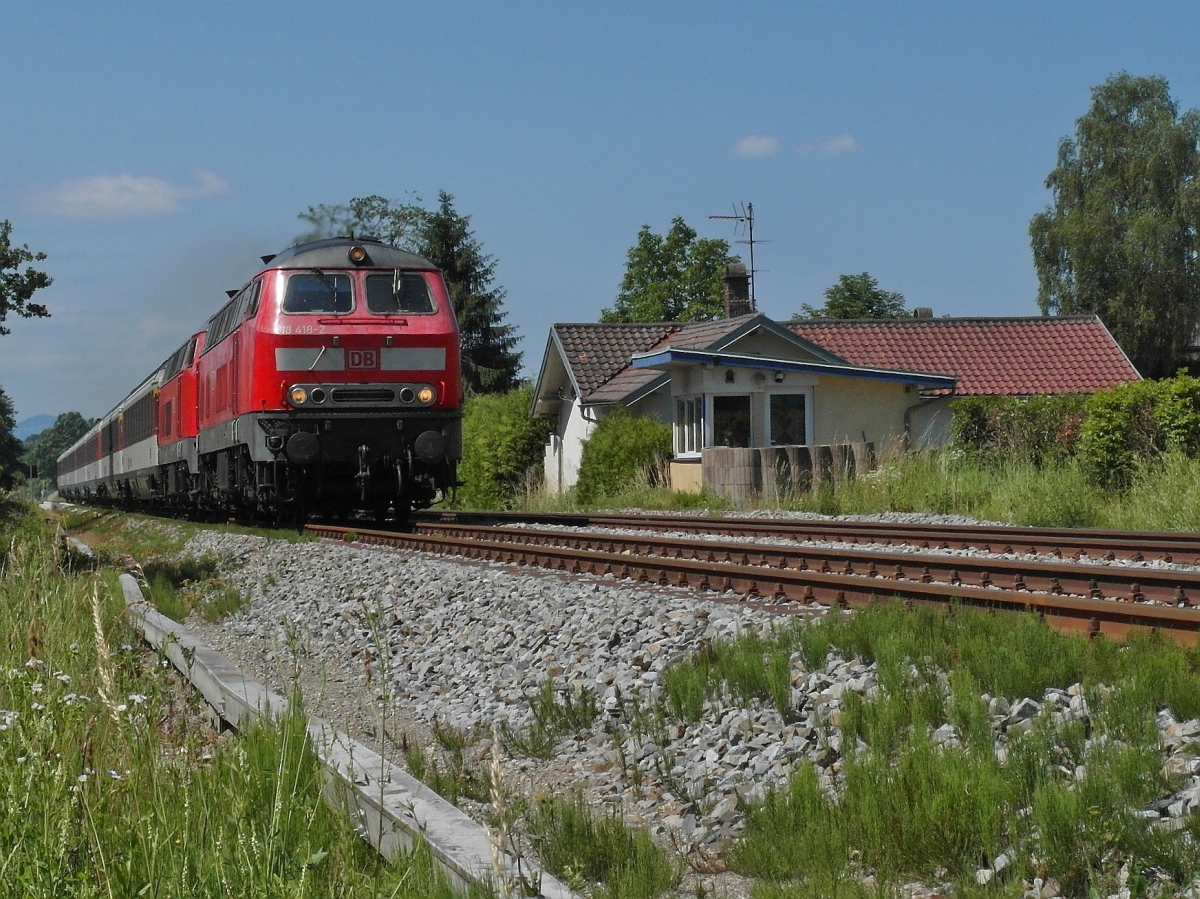 Nachher# Stockenweiler ohne Bahnbergang. 2014 deutet kaum noch etwas darauf hin, dass es hier einmal einen Bahnbergang gab. Am 15. Juni fhrt 218 418-2 mit dem EC 193 von Zrich nach Mnchen am Gebude des ehemaligen Posten 40 vorbei, das heute anderweitig genutzt wird.