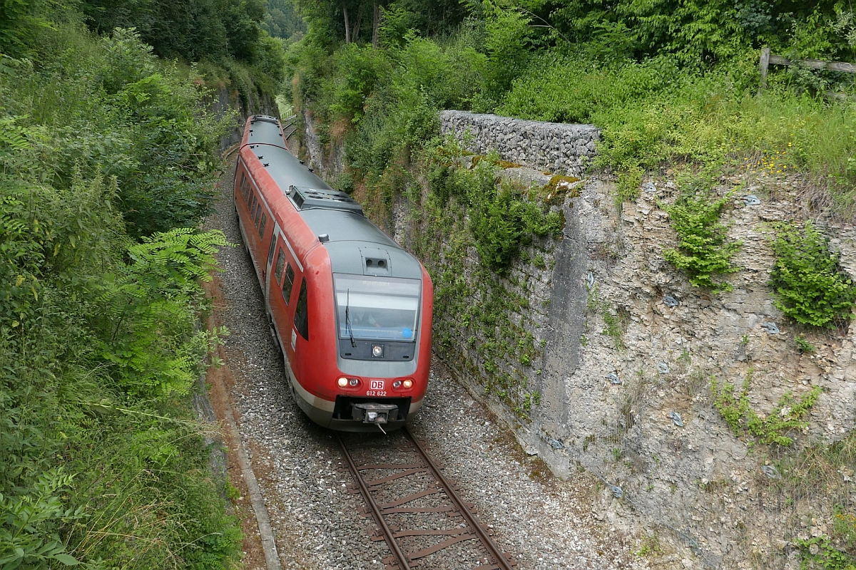 Nachher# Zweieinhalb Jahre sp�ter hat die Vegetation die Felsw�nde teilweise erorbert. Am 23.07.2016 passiert 612 622 als IRE 3257, Stuttgart - Aulendorf, im Schmeiental den Einschnitt in Unterschmeien.