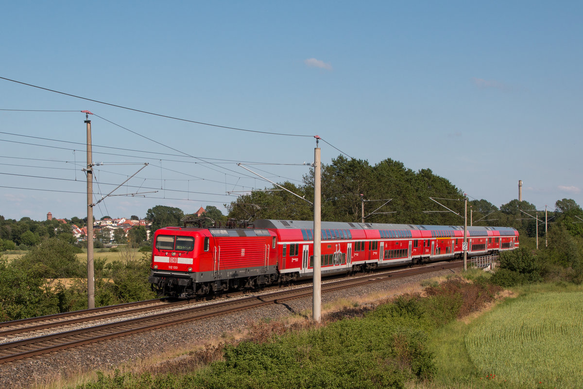 Nachmittags nimmt ein RE5 nach Rostock den direkten Weg über Laage und lässt den Halt in Güstrow aus. Hier ist der Zug mit 112 133 zwischen Laage und Kronskamp zu sehen. Fotografiert am 07.06.2019. 
