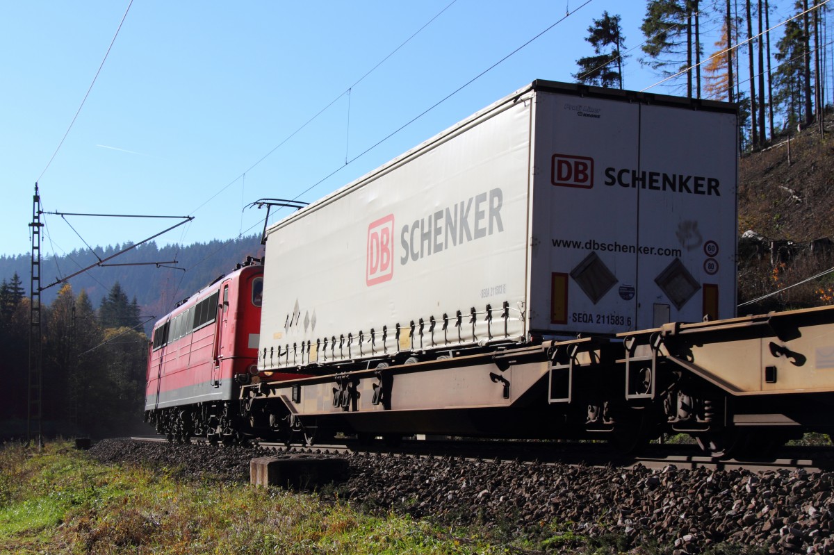 Nachschub (151 058-5) für DB Schenker am 03.11.2015 auf der Frankenwaldrampe bei Steinbach.
