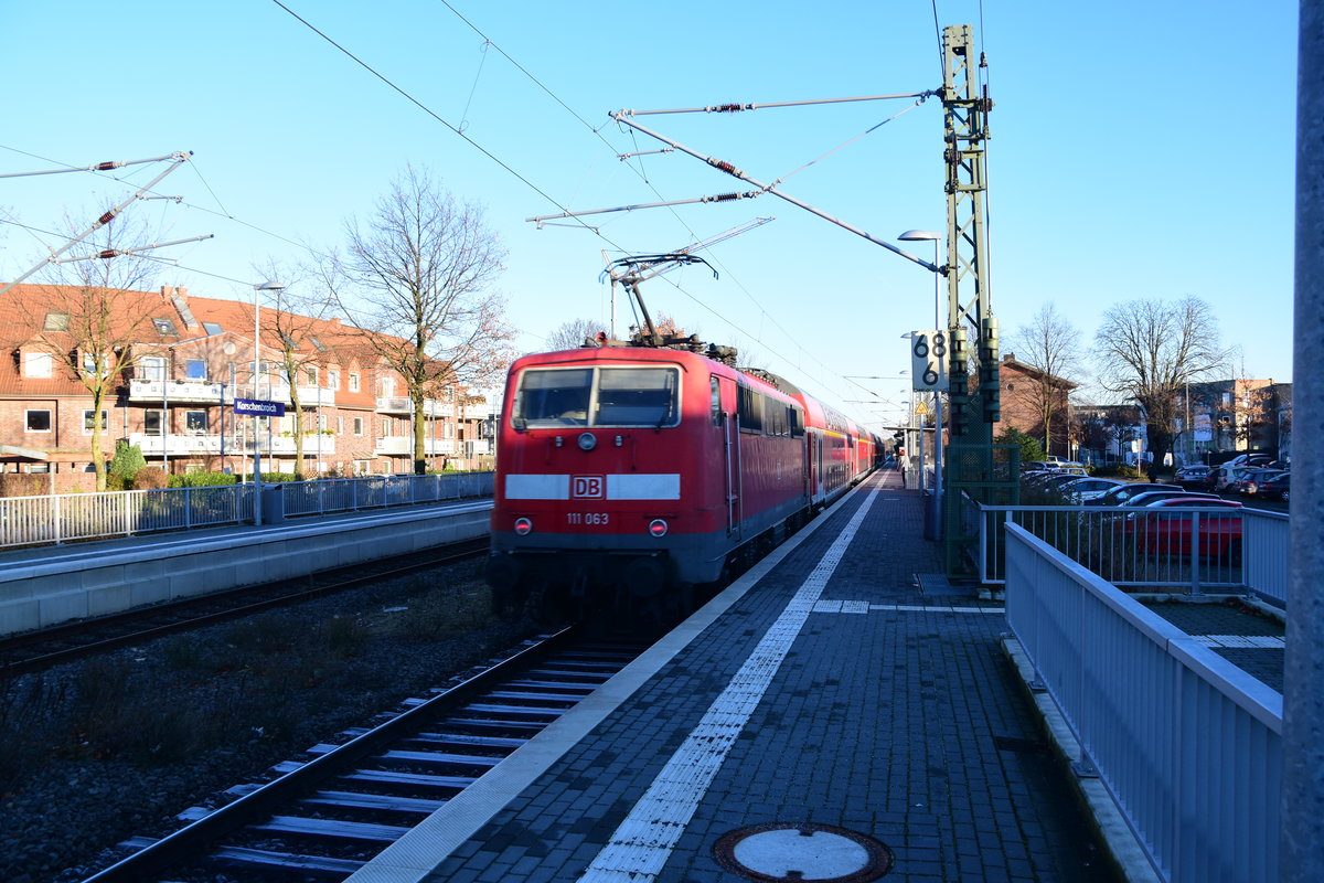 Nachschub für einen RE4 nach Dortmund leistet die 111 063 am Sonntag den 4.12.2016 in Korschenbroich.