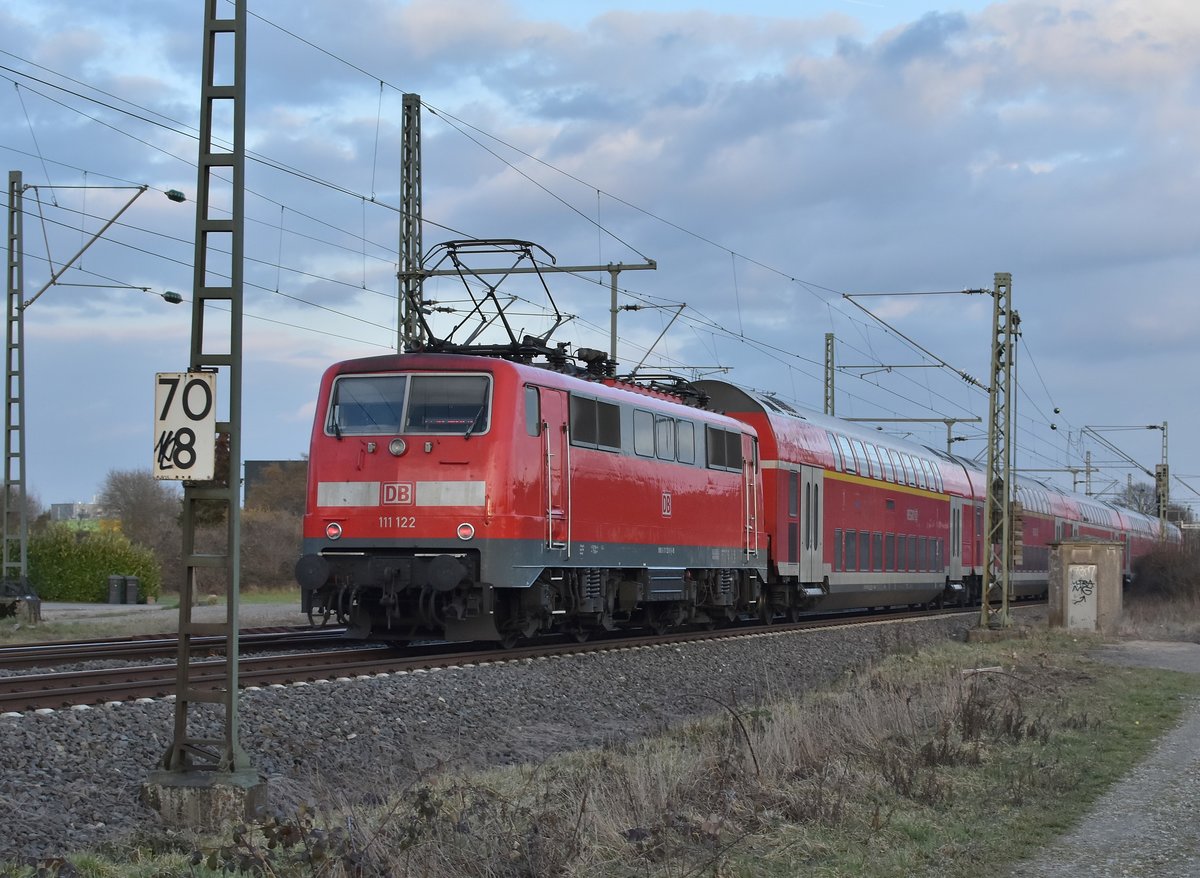 Nachschub leistet hier am heutigen Abend die 111 122 an einem RE4 nach Dortmund, zu sehen ist der Zug in Kleinenbroich bei der Durchfahrt. 19.2.2019