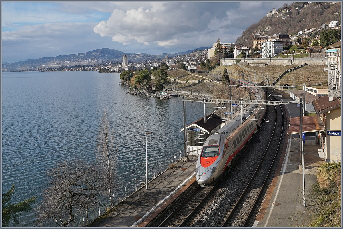 Nachschus auf einen FS Trenitalia ETR 610 als EC 34, auf der Fahrt von Milano nach Genève bei der Druchfahr in Veytaux-Chillon; im Hintergrund zeigt sich Montreux.
3. Feb. 2018