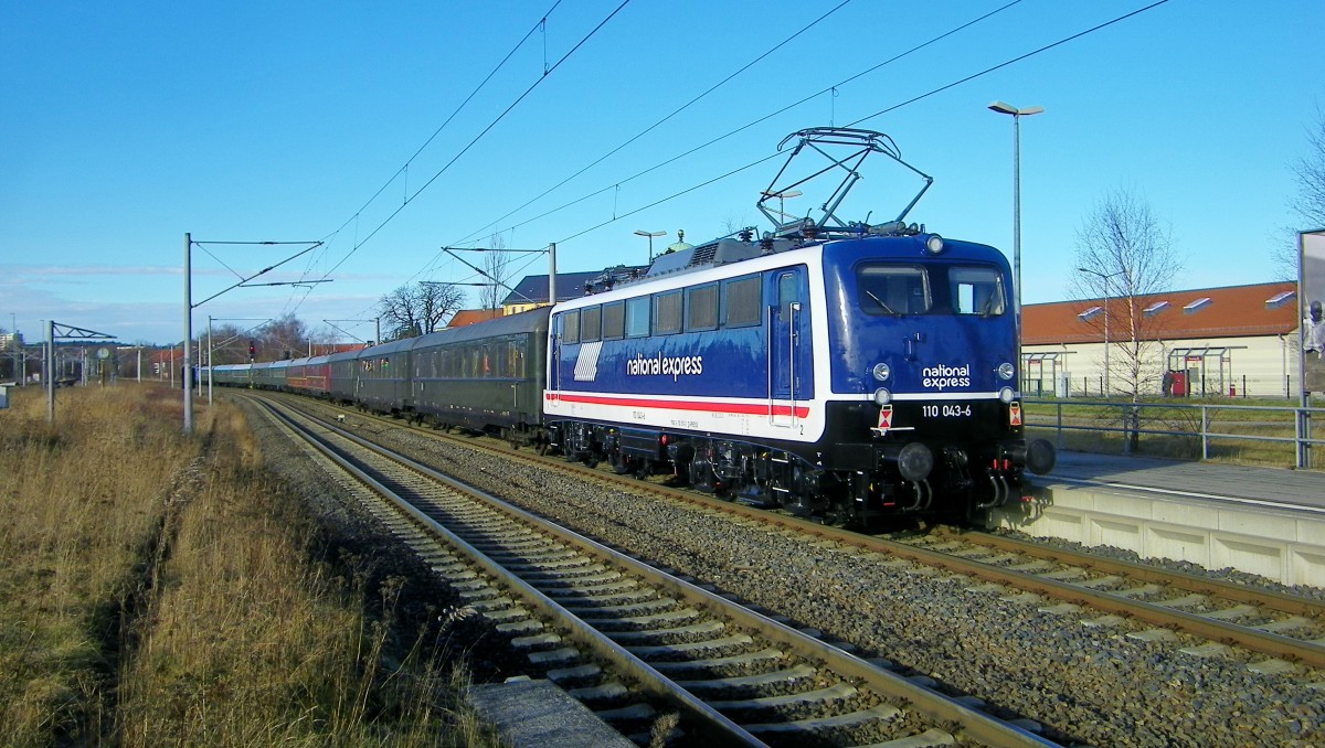 Nachschuß der 110 043-6 die am Press-Sonderzug hing, der am 11.1.2014 kurzen Halt im Bahnhof Freiberg (Sachs) machte 