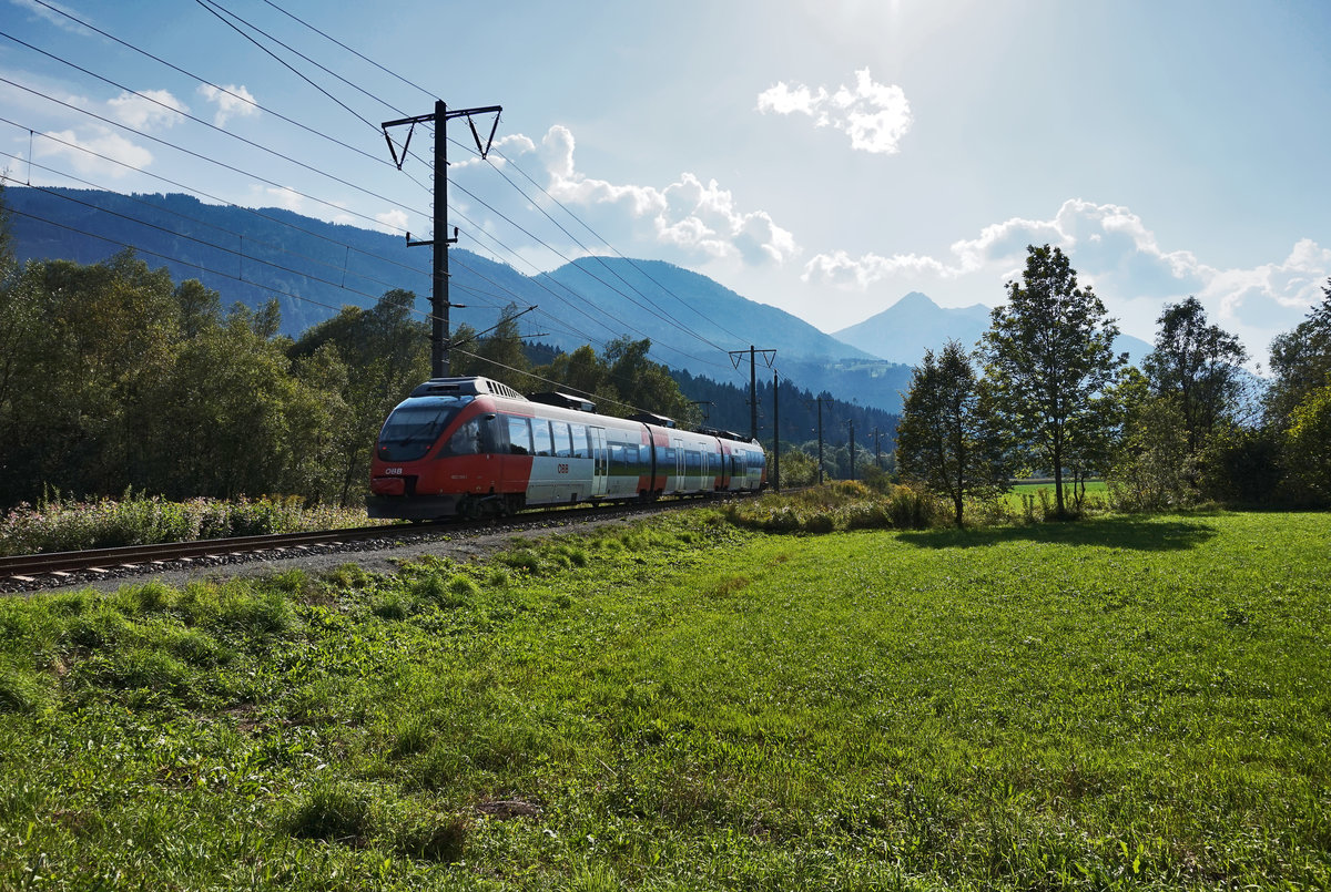 Nachschuss von 4023 006-2 nahe des Bahnhofs Greifenburg-Weißensee.
Unterwegs war der Zug als S1 4233 (Friesach - Lienz), 
Aufgenommen am 10.9.2016.
