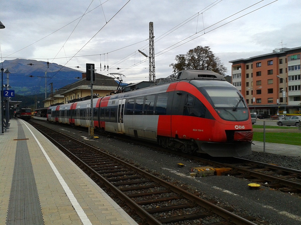 Nachschuss 4024 104-4 als S1 4229 (Friesach - Spittal-Millstättersee) am 6.10.2015 bei der Einfahrt in Spittal-Millstättersee.
