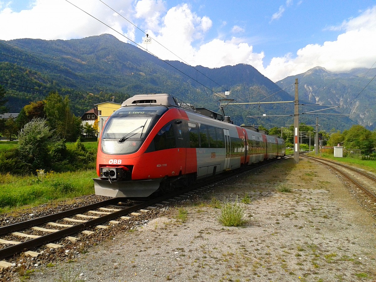 Nachschuss von 4024 111-9 als R 4862 (Spittal-Millstättersee - Lienz) am 19.9.2015 bei der Ausfahrt in Oberdrauburg.