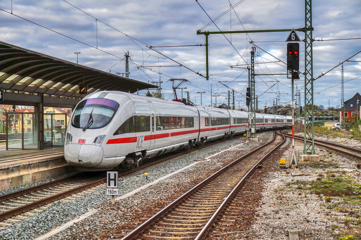 Nachschuss von 411 551-5 bei der Ausfahrt aus dem Bahnhof Lichtenfels.
Unterwegs war die Garnitur als ICE 1504 (München Hbf - Ingolstadt Hbf - Nürnberg Hbf - Berlin Hbf (tief) - Hamburg Altona).
Aufgenommen am 11.4.2017.