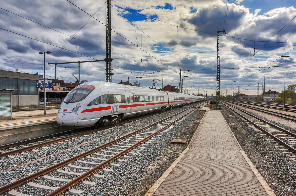 Nachschuss von 411 565-5 bei der Ausfahrt aus dem Bahnhof Lichtenfels.
Unterwegs war die Garnitur als ICE 1511 (Hamburg Altona - Berlin Hbf (tief) - Nürnberg Hbf - Ingolstadt Hbf - München Hbf.).
Aufgenommen am 11.4.2017.