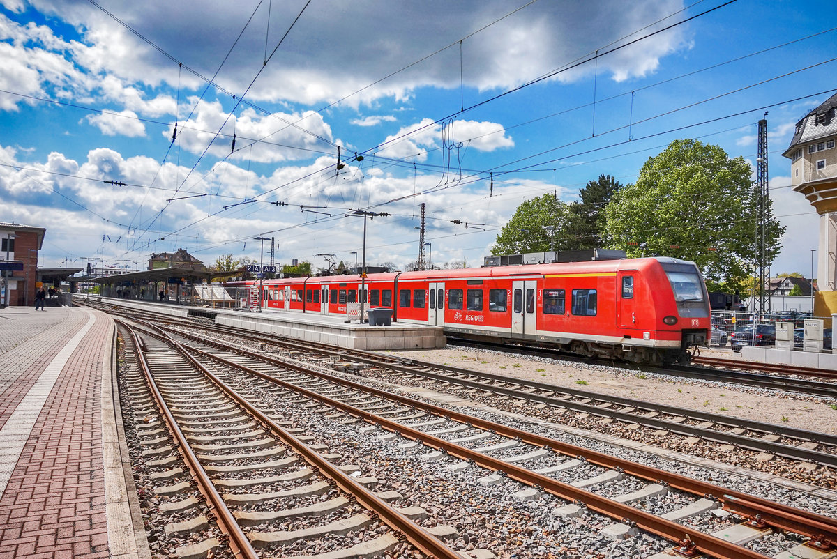 Nachschuss von 425 529-5 fährt als RB 38625 (Bensheim - Worms Hbf) bei der Einfahrt in den Bahnhof Weinheim (Bergstr).
Aufgenommen am 18.4.2017.