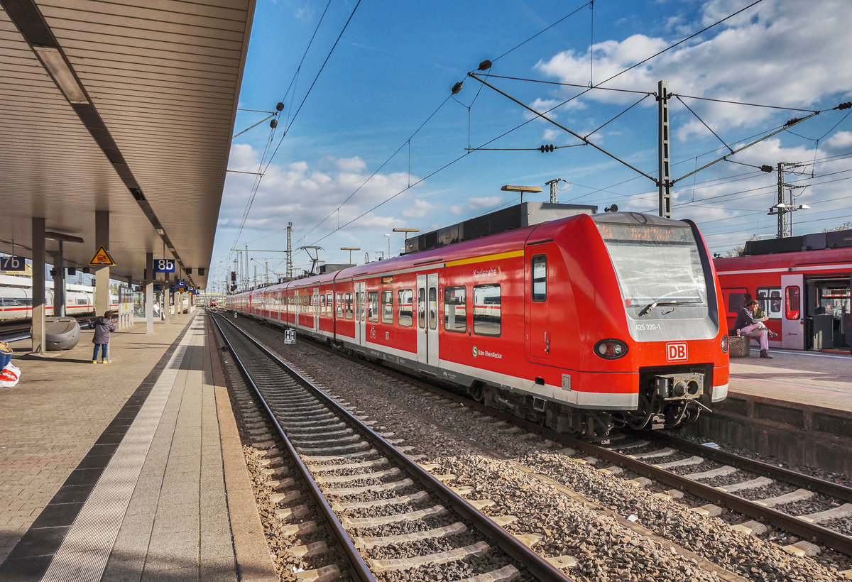 Nachschuss von 425 738-2 und 425 220-1 bei der Ausfahrt aus Mannheim Hbf.
Unterwegs waren die Beiden als S1 38135 (Homburg (Saar) Hbf nach Osterburken).
Aufgenommen am 6.4.2017.