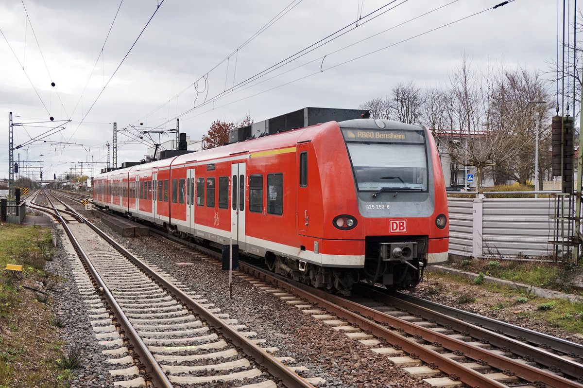 Nachschuss von 425 750-7 als RB 38622 (Worms Hbf - Mannheim Hbf - Bensheim), bei der Abfahrt in Heppenheim (Bergstr).
Aufgenommen am 27.3.2016.