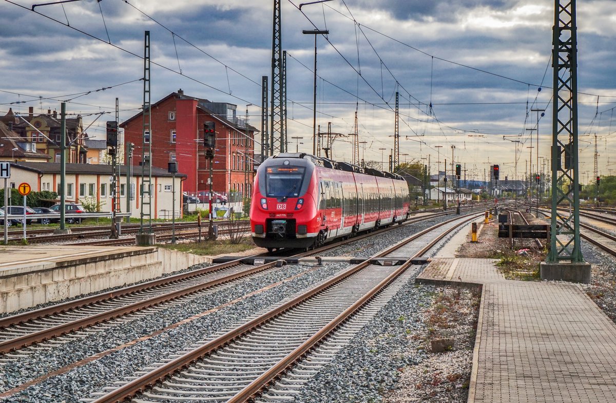 Nachschuss von 442 275 bei der Ausfahrt aus dem Bahnhof Lichtenfels.
Unterwegs war die Garnitur als RE 4841 von Sonneberg (Thür) Hbf nach Nürnberg Hbf.
Aufgenommen am 11.4.2017.