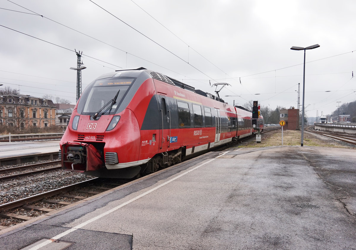 Nachschuss von 442 605 als RE 4835 (Sonneberg (Thür) Hbf - Bad Staffelstein), bei der Abfahrt in Coburg.
Aufgenommen am 21.3.2016