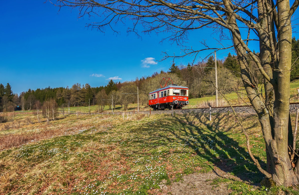 Nachschuss von 479 201-6 auf der Fahrt von Cursdorf nach Lichtenhain an der Bergbahn.
Unterwegs war der Triebwagen als RB 29945.
Aufgenommen am 9.4.2017, kurz nach der Haltestelle Cursdorf.