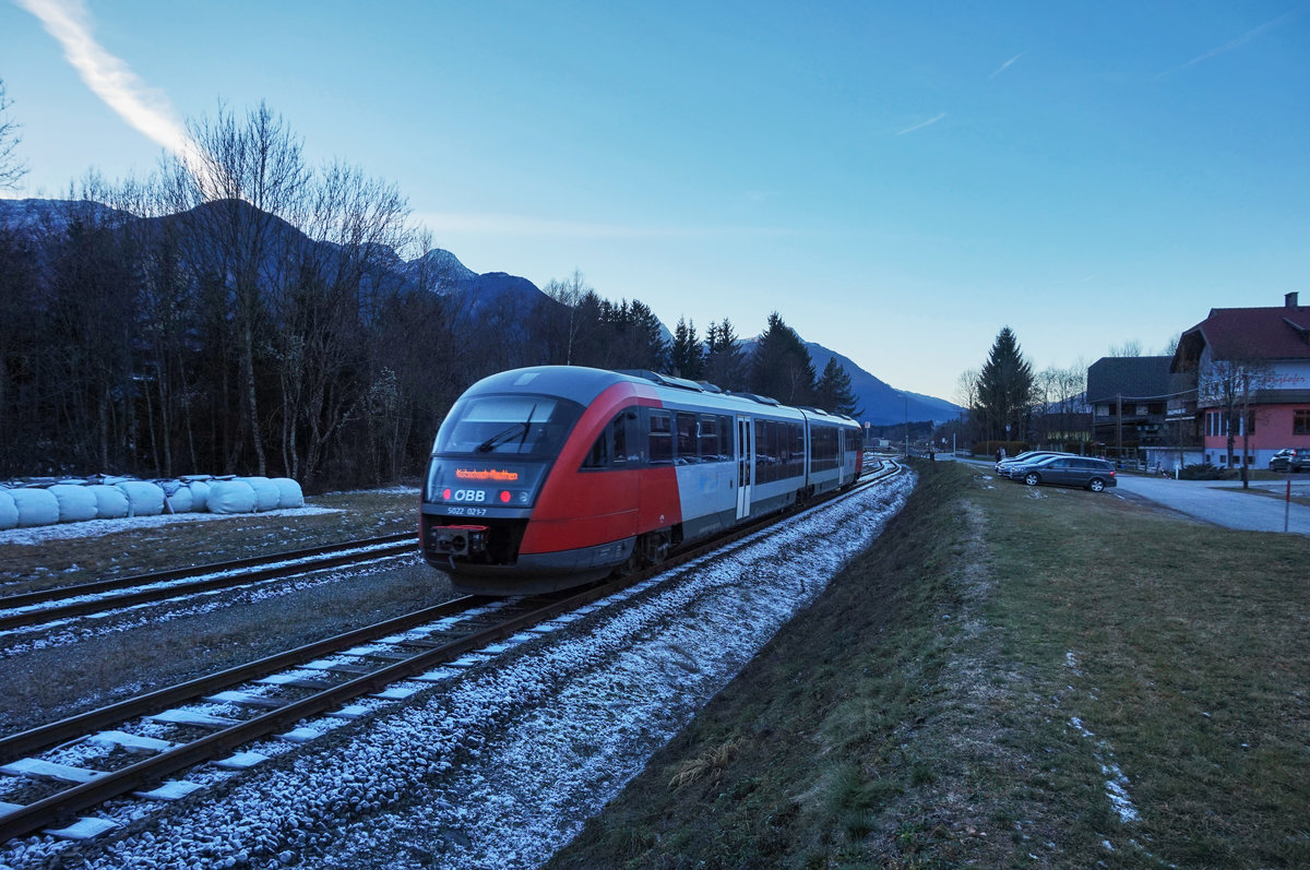 Nachschuss von 5022 021-7 bei der Ausfahrt aus dem Bahnhof Dellach im Gailtal.
Unterwegs war die Garnitur als R 4827 von Villach Hbf nach Kötschach-Mauthen.
Aufgenommen am 8.12.2016.