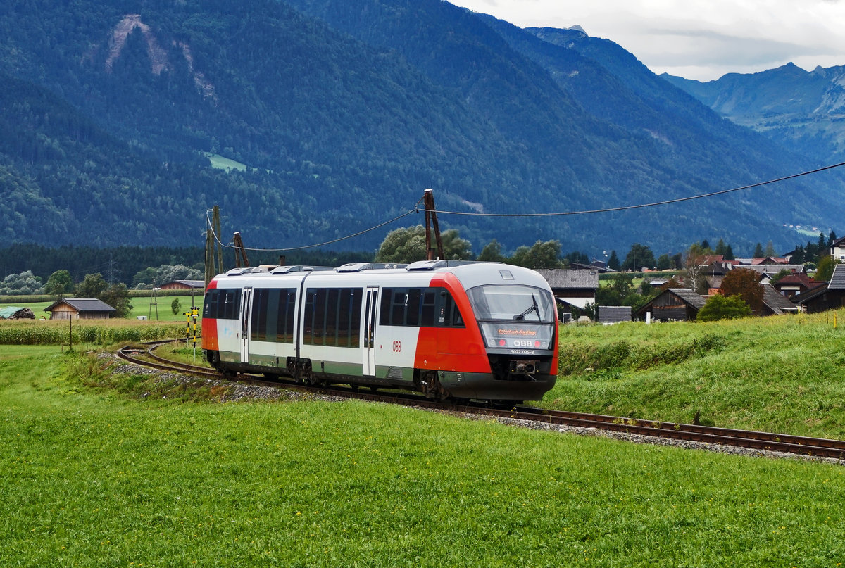 Nachschuss von 5022 025-8  St. Paul/Lavanttal , zwischen Waidegg und Kirchbach im Gailtal. Unterwegs war der Triebwagen als R 4807 von Villach Hbf nach Kötschach-Mauthen.
Aufgenommen am 6.9.2016.