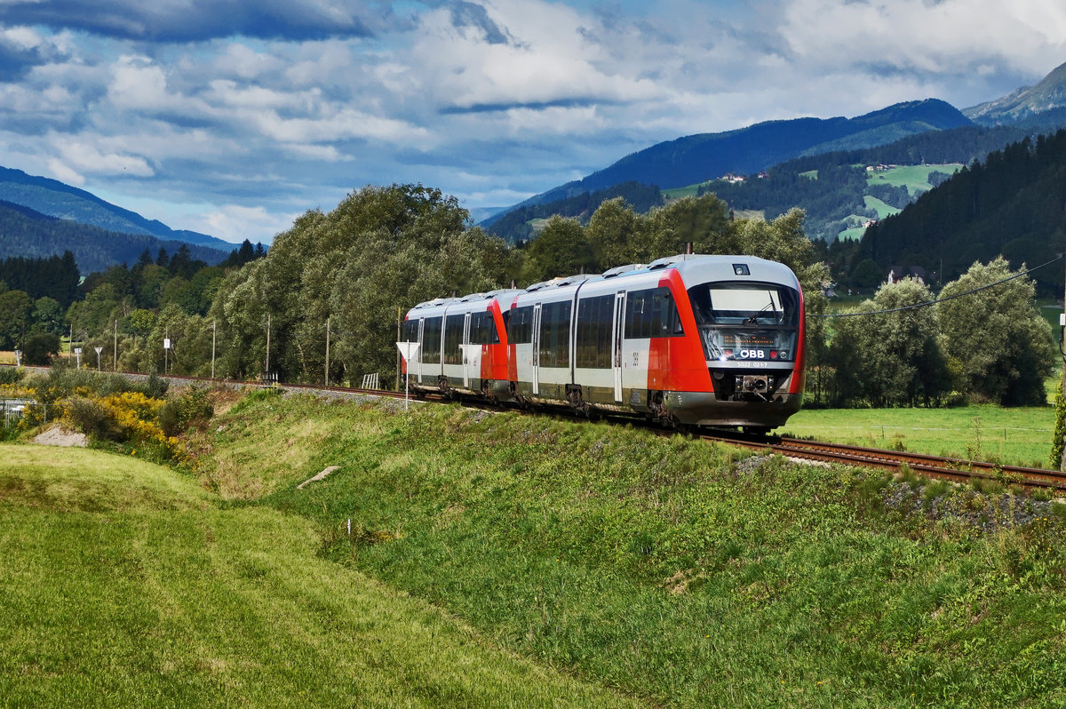 Nachschuss von 5022 027-4 und 5022 021-7  Stadt Wolfsberg , bei der Ausfahrt aus nahe des Bahnhofs Dellach im Gailtal.
Unterwegs waren die Triebwagen als R 4805 von Villach Hbf nach Kötschach-Mauthen. Aufgenommen am 6.9.2016.