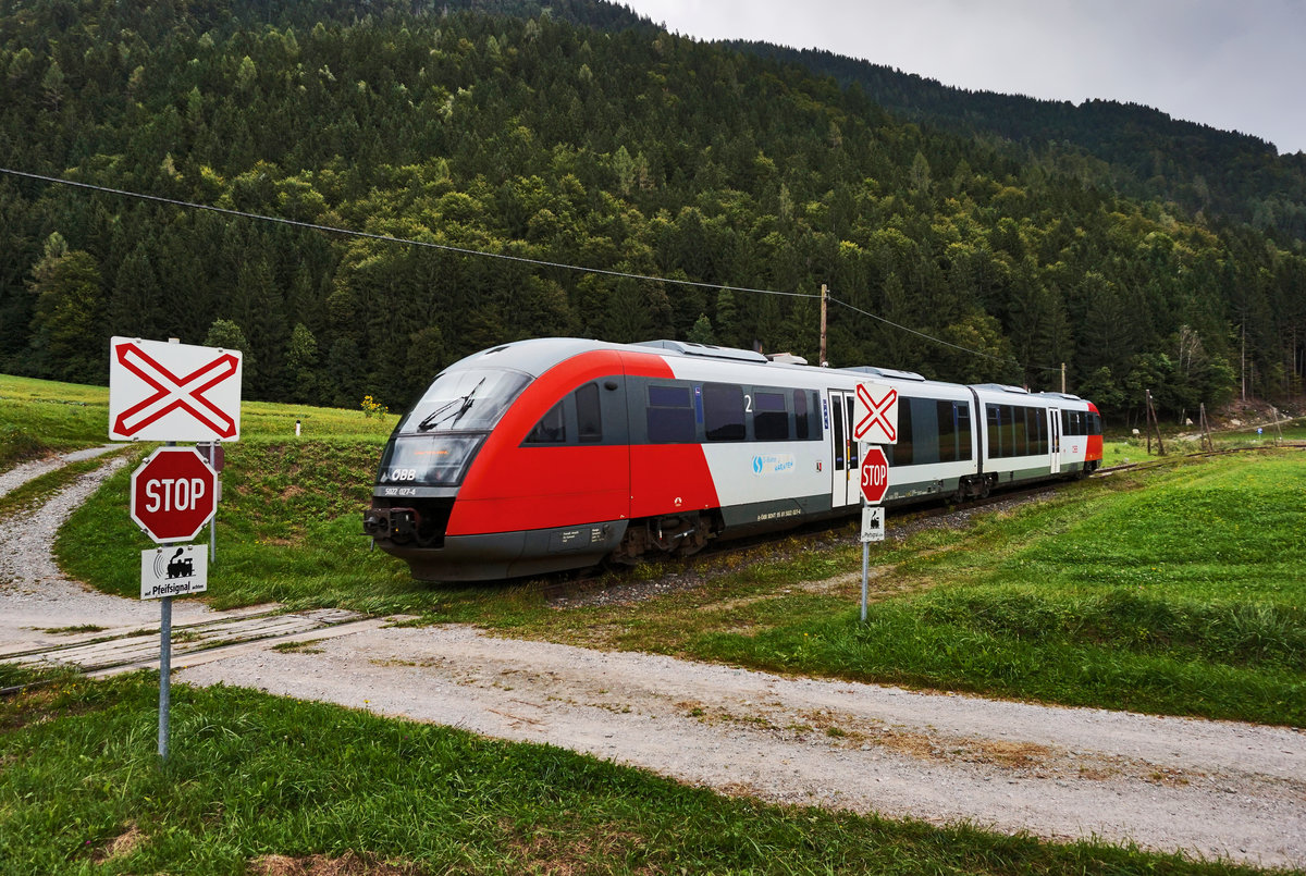 Nachschuss von 5022 027-4, bei einem kleinen Feldwegübergang zwischen Kirchbach im Gailtal und Waidegg.
Unterwegs war der Triebwagen als R 4805 von Kötschach-Mauthen nach Villach Hbf.
Aufgenommen am 6.9.2016.
