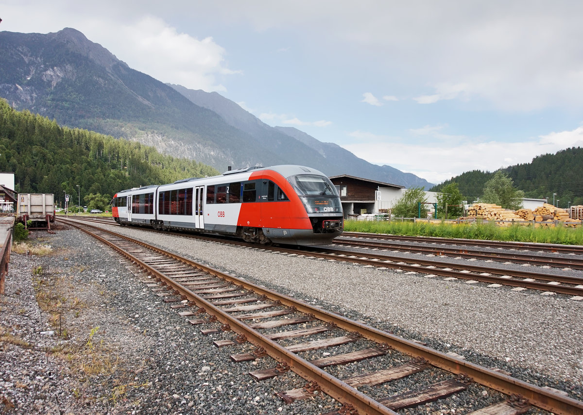Nachschuss von 5022 030-8 als R 4816 (Kötschach-Mauthen - Villach Hbf) bei der Ausfahrt aus dem Bahnhof Hermagor.
Aufgenommen am 26.5.2016.