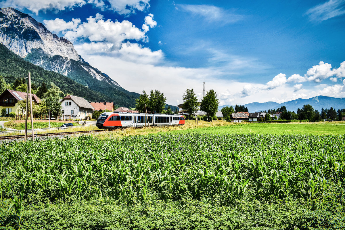 Nachschuss von 5022 032-4 bei Nötsch.
Unterwegs war die Garnitur als S4 4818 (Hermagor - Villach Hbf).
Aufgenommen am 4.7.2018.

<a href= http://www.gailtalbahn.at/  rel= nofollow >www.gailtalbahn.at/</a>
<a href= https://www.facebook.com/vereingailtalbahn/  rel= nofollow >www.facebook.com/vereingailtalbahn/</a>