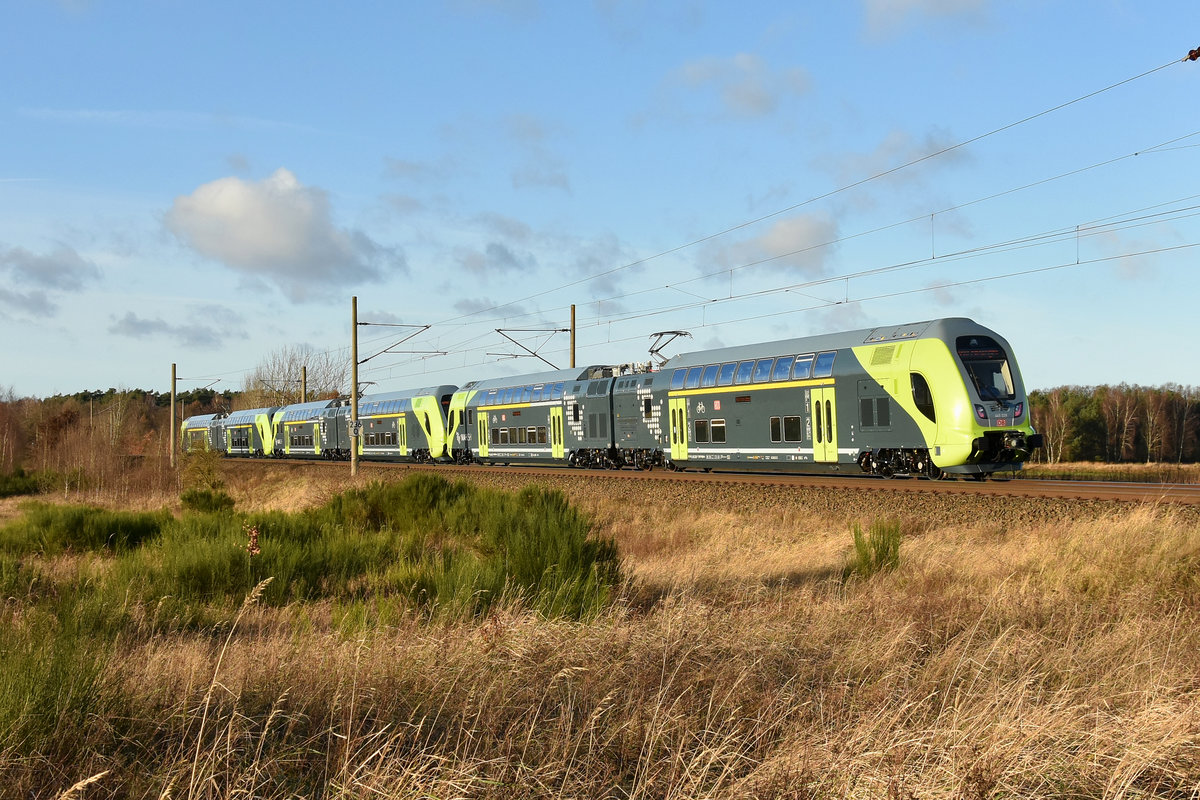 Nachschuss der 6 Twindexx Vario Doppelstocktriebwagen der NAH.SH. Am Ende die 445 028-7 kommend aus dem Hagenower Land. 04.12.2017, 3km östlich von Büchen