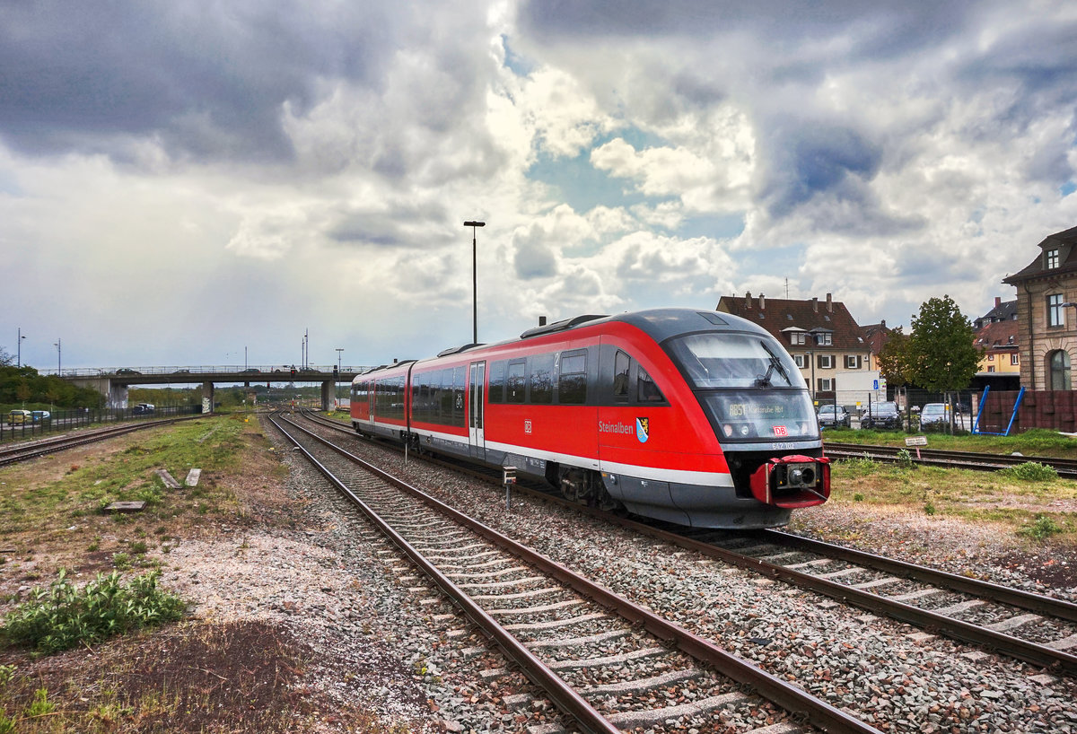 Nachschuss von 642 602 bei der Ausfahrt aus Landau (Pfalz) Hbf.
Unterwegs war der Zug als RB 12411 (Neustadt (Weinstr) Hbf - Wörth (Rhein) - Karlsruhe Hbf).
Aufgenommen am 19.4.2017.