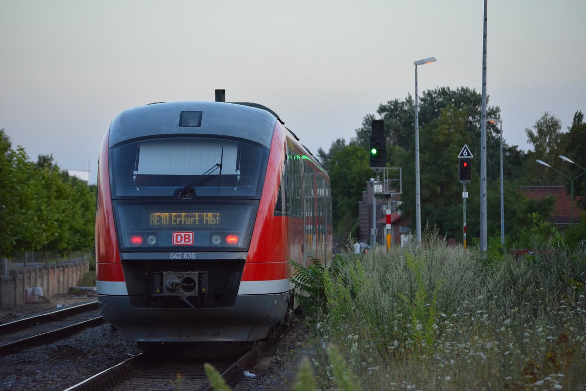 Nachschuss 642 636 als RE10 nach Erfurt bei der Ausfahrt in Staßfurt.

Staßfurt 20.07.2016