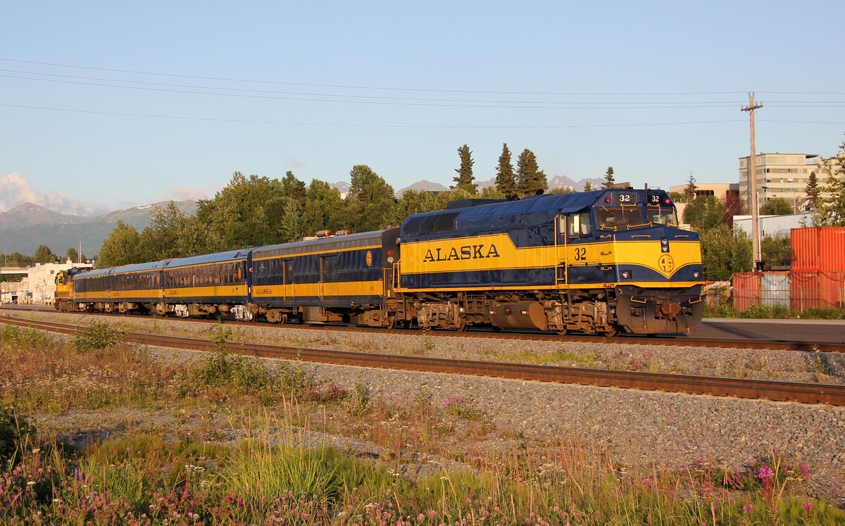Nachschuss abends um 21 Uhr in Anchorage: ARR-Lok 32 f�hrt mit dem 'Glacier Discovery' in den Bahnhof ein. Das weisse Geb�ude links ist das Bahnhofgeb�ude. Anchorage, 25.7.2012