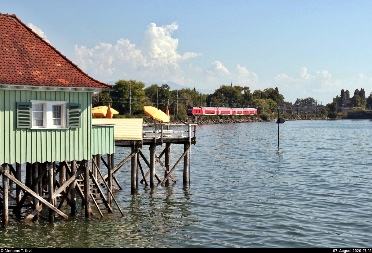 Nachschuss vom Aeschacher Bad auf 245 ??? auf dem Bodenseedamm bei Lindau Hbf.

🧰 DB ZugBus Regionalverkehr Alb-Bodensee GmbH (RAB | DB Regio Baden-Württemberg)
🚝 RE 4241 Stuttgart Hbf–Lindau Hbf [+5]
🕓 7.8.2020 | 17:03 Uhr

(verbesserte Version)