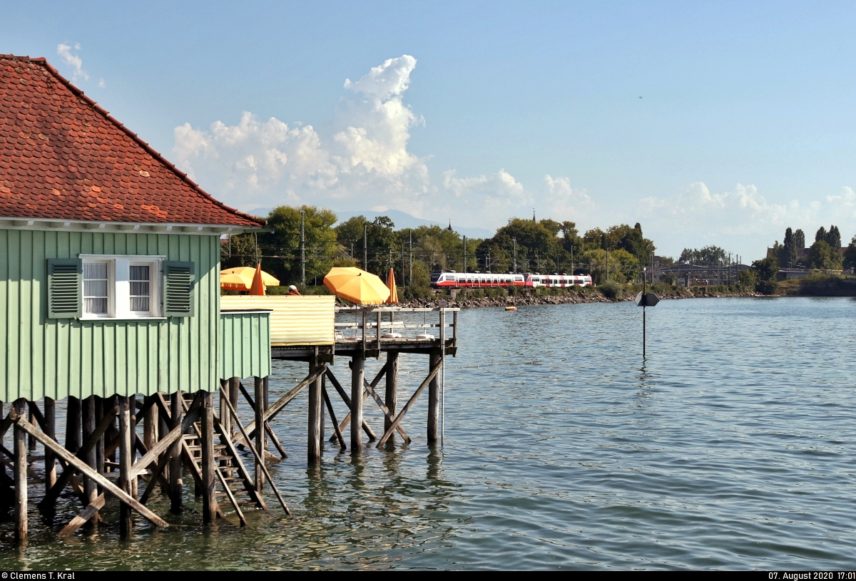 Nachschuss vom Aeschacher Bad auf zwei 4024 (Bombardier Talent), die auf dem Bodenseedamm gen Lindau Hbf fahren.

🧰 S-Bahn Vorarlberg (ÖBB)
🚝 S1 Bludenz (A)–Lindau Hbf (D)
🚩 Bahnstrecke Lindau–Bludenz (ÖBB KBS 401)
🕓 7.8.2020 | 17:01 Uhr

(verbesserte Version)