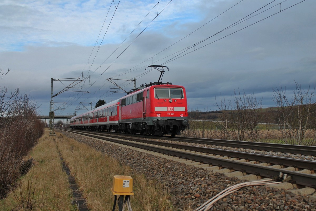 Nachschuss am 03.01.2014 auf die Freiburger 111 061, als sie die RegionalBahn 26564 von Basel Bad Bf nach Offenburg an dem kleinen Winzerort Hügelheim vorbei schob.