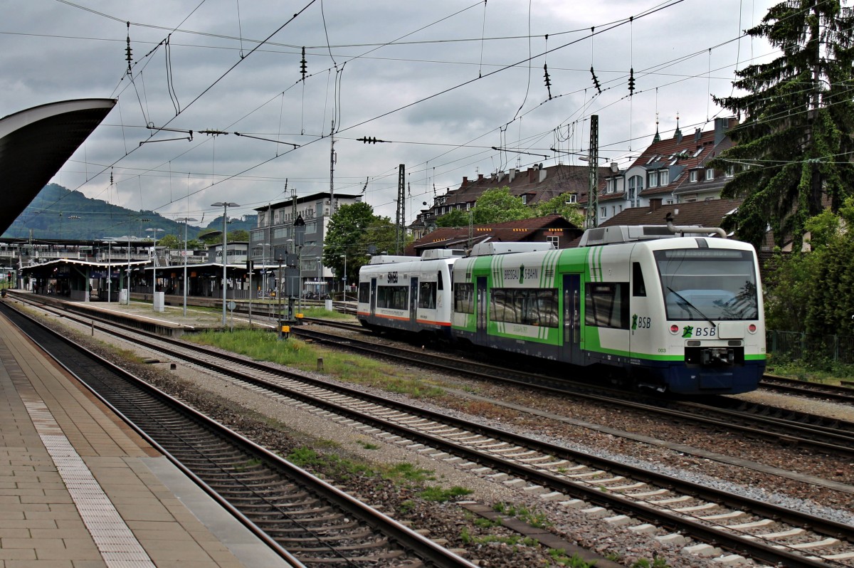 Nachschuss am 03.05.2014 auf BSB 003 (650 030-9) als S-Bahn aus Breisach bei der Einfahrt mit SWEG 506 (650 600-9) in den Zielbahnhof.