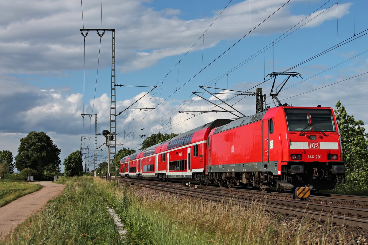 Nachschuss am 06.06.2017 auf 146 201, welche ihren RE nach Offenburg nördlich von Müllheim (Baden) durchs Rheintal schob.