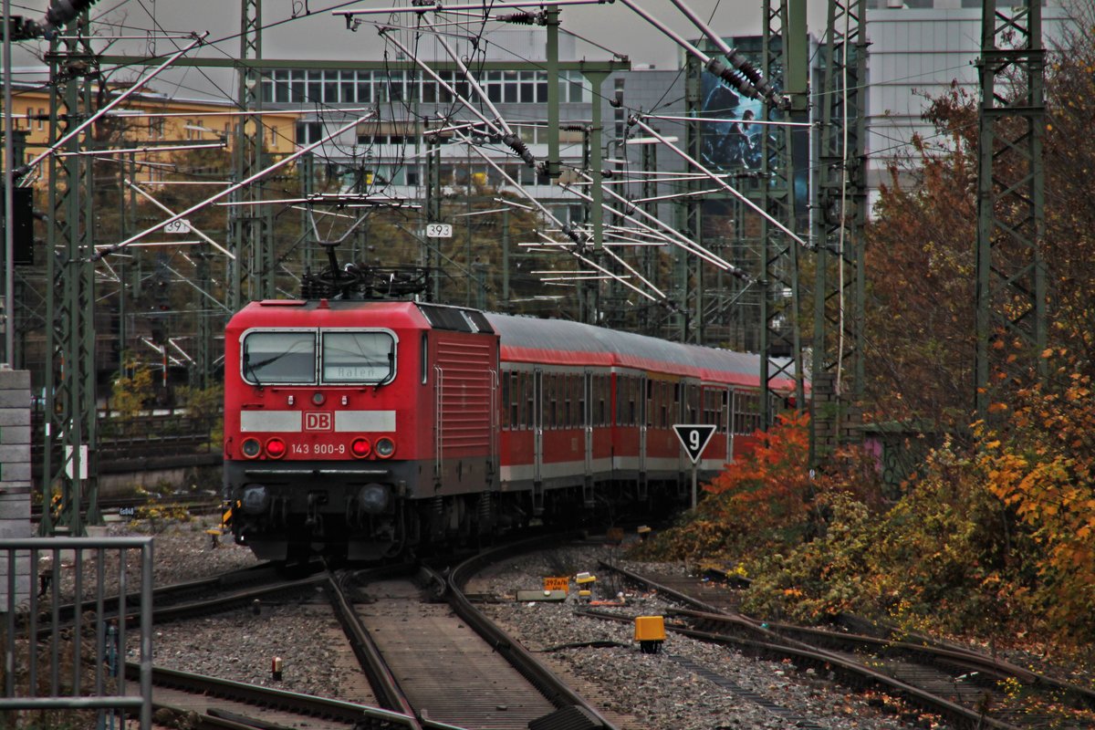 Nachschuss am 06.11.2015 auf 143 900-9, welche mit ihrem RE (Stuttgart Hbf - Aalen) aus dem hauptbahnhof von Stuttgart ausfuhr.
