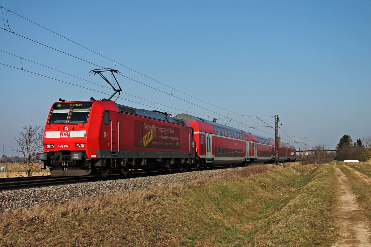 Nachschuss am 07.02.2015 auf die Freiburger 146 116-9  Baden Württemberg erfahren , als sie einen RE (Basel Bad Bf - Offenburg) bei Hügelheim ihrem nächsten Zwischenhalt in Heitersheim entgegen schob.