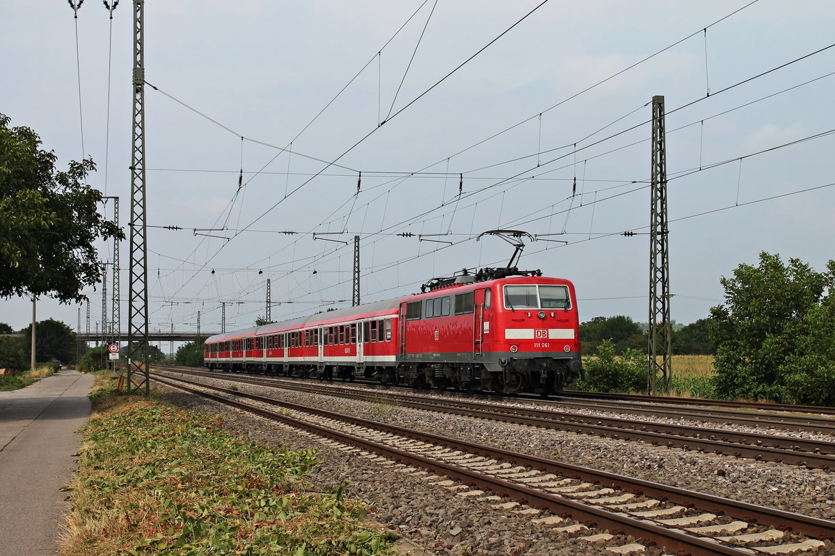Nachschuss am 10.08.2015 auf die Freiburger 111 061, welche ihre RB (Basel Bad Bf - Offenburg) aus dem Bahnhof von Müllheim (Baden) in Richtung Buggingen schiebte.