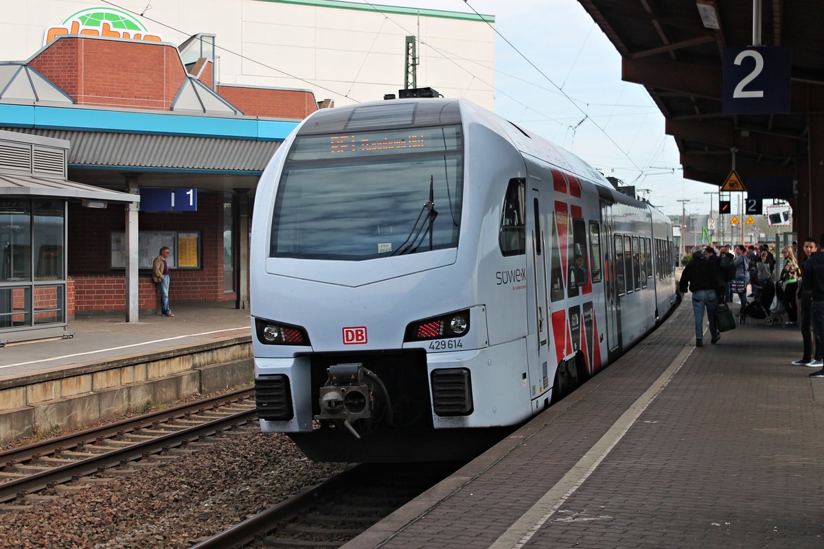 Nachschuss am 12.04.2017 auf SÜWEX 429 614, als dieser im Völklinger Bahnhof als RE1 (Koblenz Hbf - Mannheim Hbf) stand, um nach dem Fahrgatswechsel weiter gen Landeshauptstadt fahren zu können.