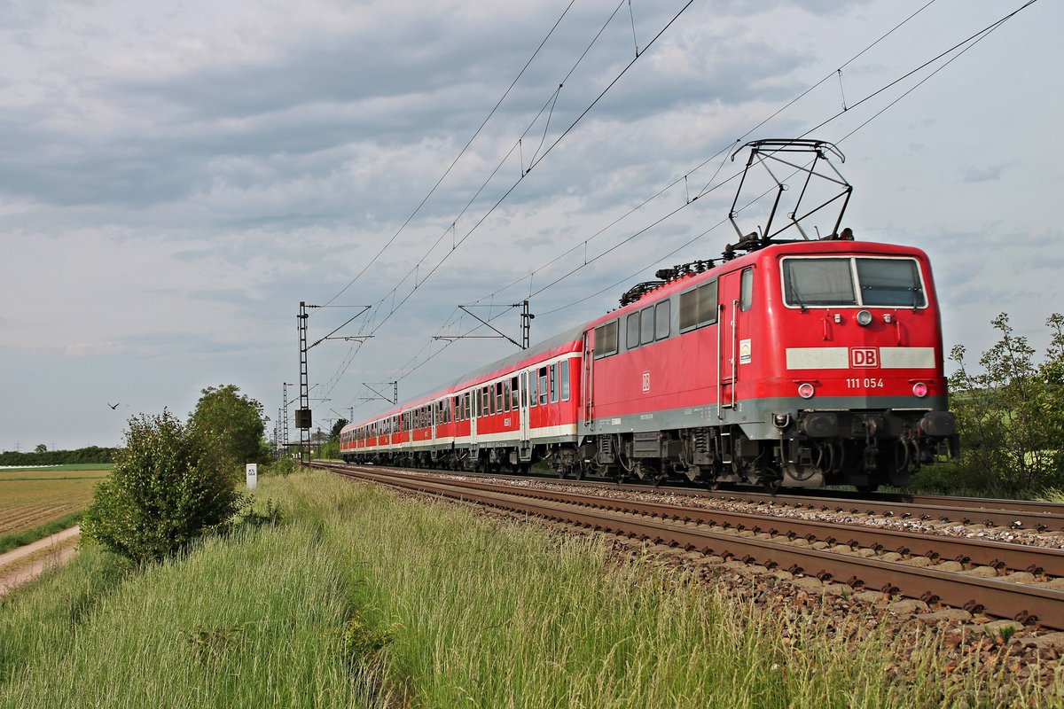 Nachschuss am 12.05.2015 auf die Freiburger 111 054, als sie bei Hügelheim mit einer RB (Basel Bad Bf - Offenburg) in Richtung Buggingen fuhr.