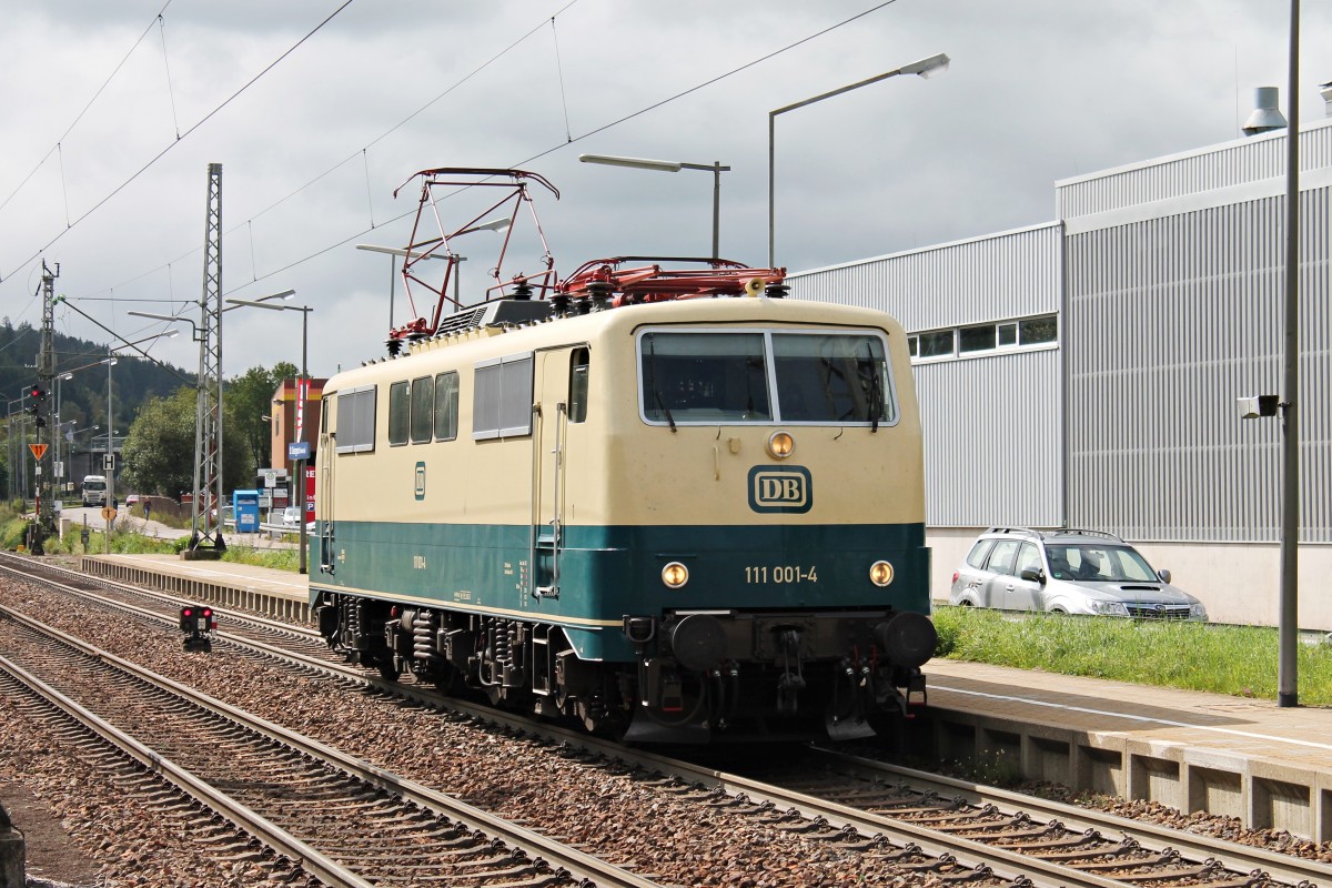 Nachschuss am 13.09.2014 von der DB Museums 111 001-4 vom TEE  Schwarzwald  (Triberg - St.Georgen - Hausach - Triberg) über Gleis 1 in St.Georgen.