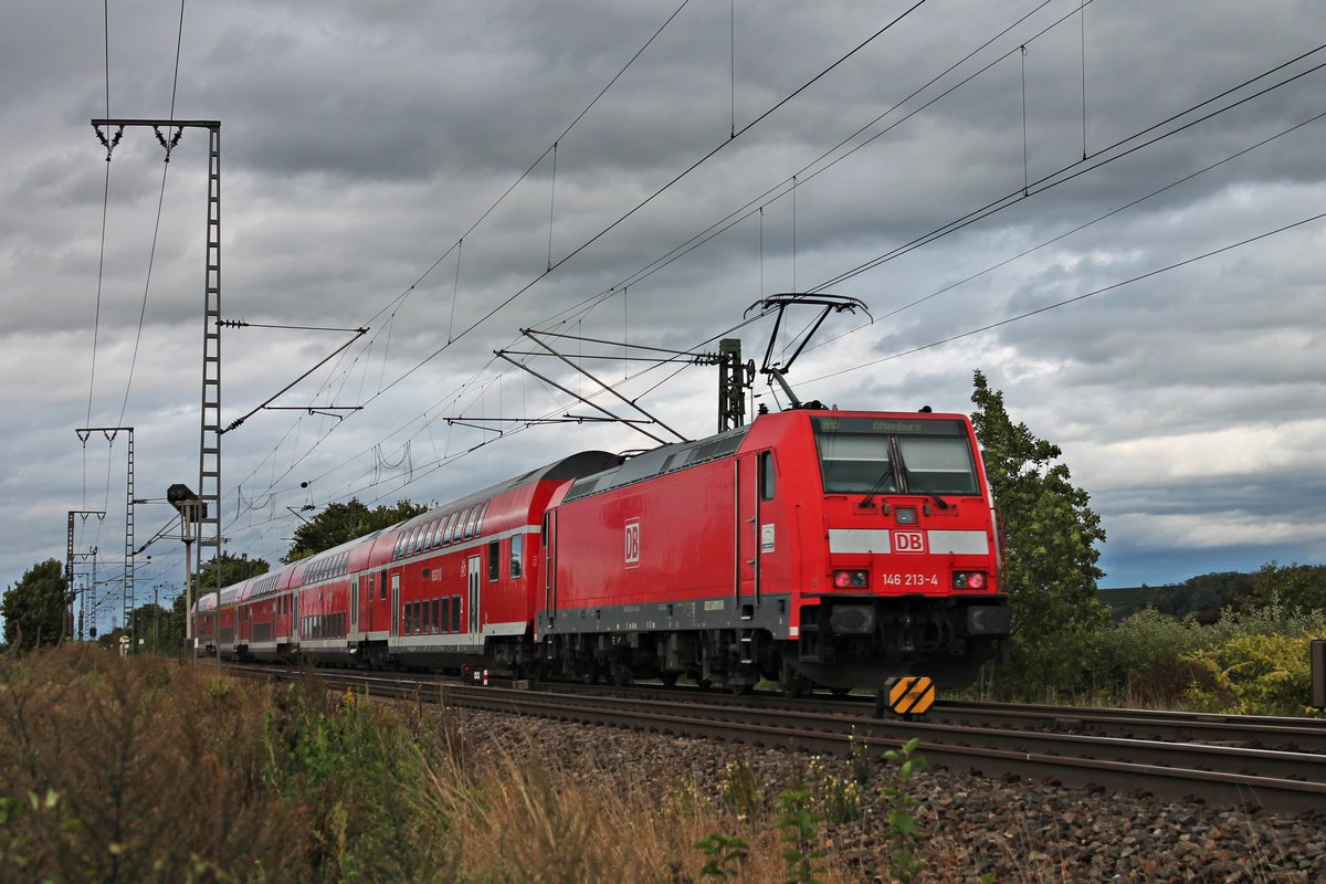 Nachschuss am 13.09.2017 auf 146 213-4, als diese mit ihrem RE (Basel Bad Bf - Offenburg) nördlich von Müllheim (Baden) durchs Markgräflerland in Richtung Buggingen fuhr.